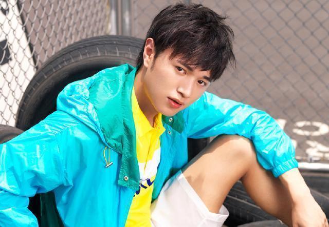 剑仙是触手《王者荣耀》直播区热度非常高的一位主播,剑仙以一手飘逸