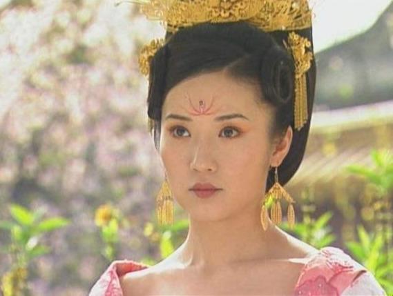 首先是中戏,这一年的状元是张彤,饰演过《至尊红颜》中的王皇后.