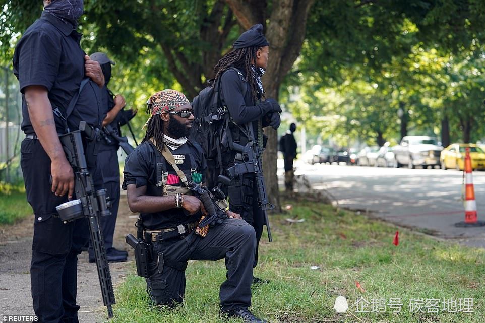 路易斯维尔市|都有枪谁怕谁？全副武装的黑人组织与全副武装的白人右翼组织面对面、枪对枪