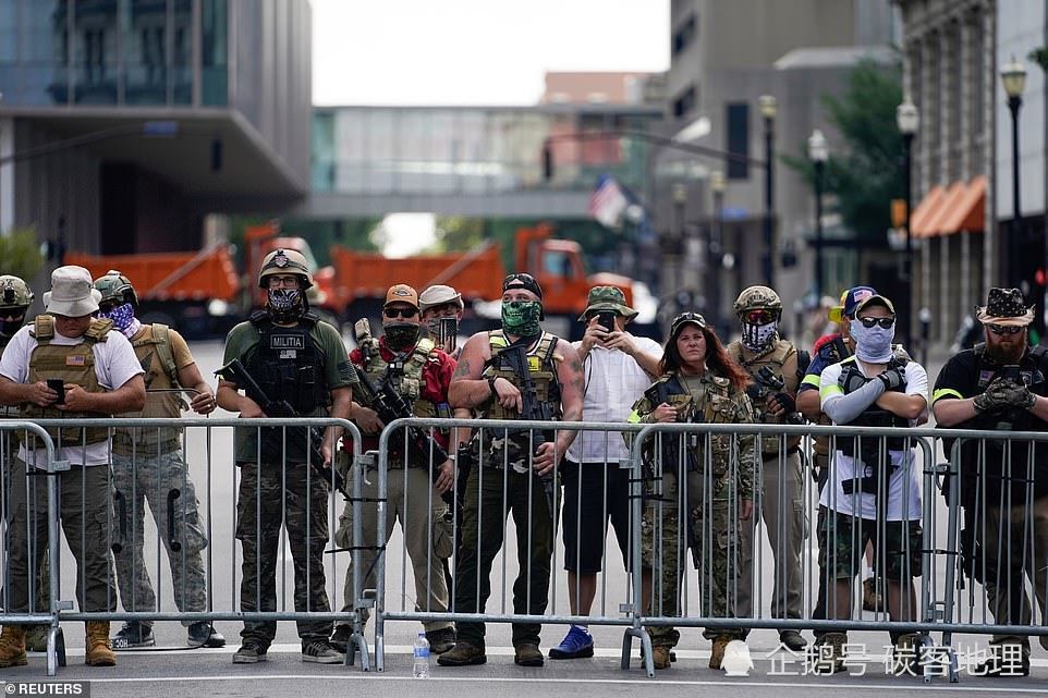 路易斯维尔市|都有枪谁怕谁？全副武装的黑人组织与全副武装的白人右翼组织面对面、枪对枪