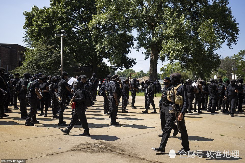 路易斯维尔市|都有枪谁怕谁？全副武装的黑人组织与全副武装的白人右翼组织面对面、枪对枪