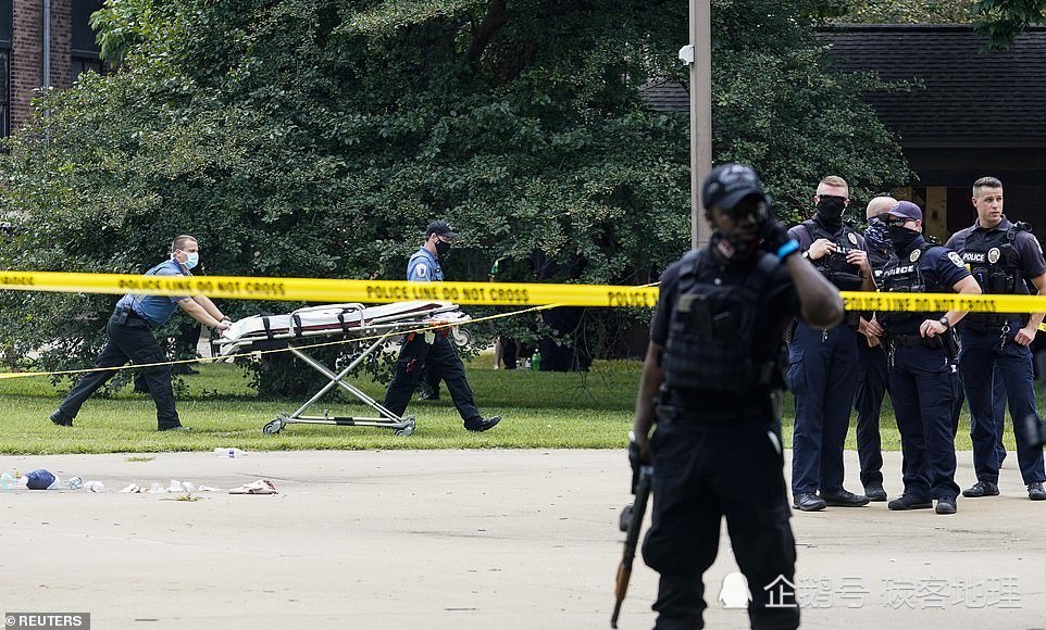 路易斯维尔市|都有枪谁怕谁？全副武装的黑人组织与全副武装的白人右翼组织面对面、枪对枪