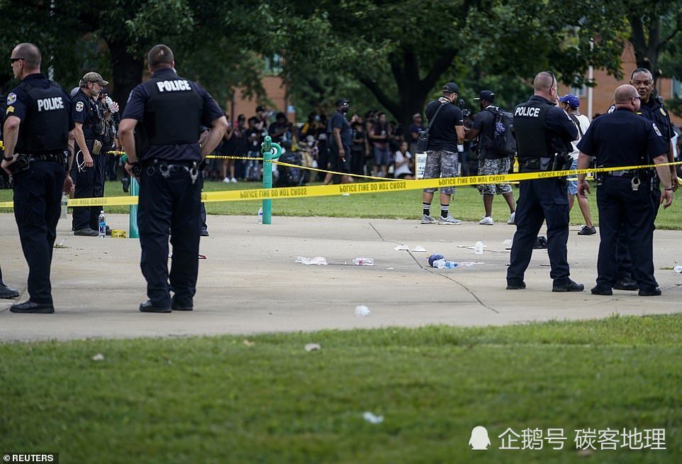 路易斯维尔市|都有枪谁怕谁？全副武装的黑人组织与全副武装的白人右翼组织面对面、枪对枪