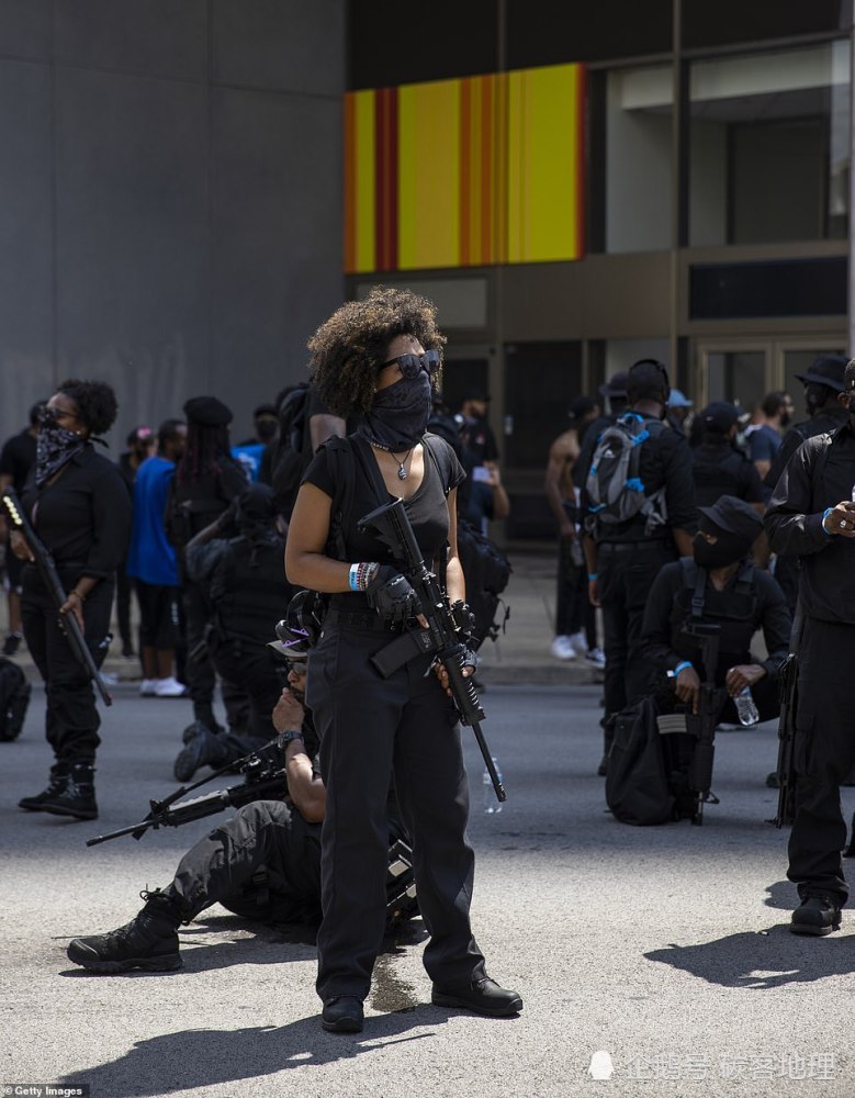 路易斯维尔市|都有枪谁怕谁？全副武装的黑人组织与全副武装的白人右翼组织面对面、枪对枪