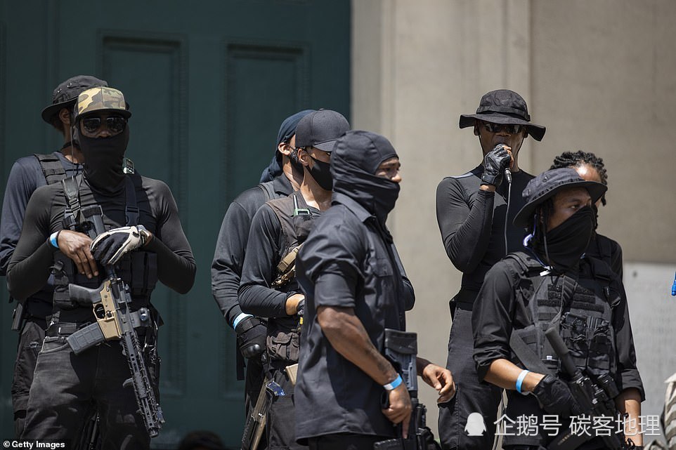 路易斯维尔市|都有枪谁怕谁？全副武装的黑人组织与全副武装的白人右翼组织面对面、枪对枪