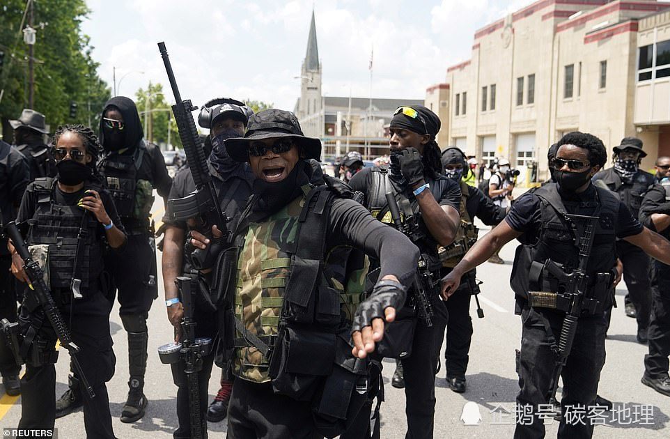 路易斯维尔市|都有枪谁怕谁？全副武装的黑人组织与全副武装的白人右翼组织面对面、枪对枪