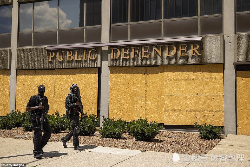 路易斯维尔市|都有枪谁怕谁？全副武装的黑人组织与全副武装的白人右翼组织面对面、枪对枪