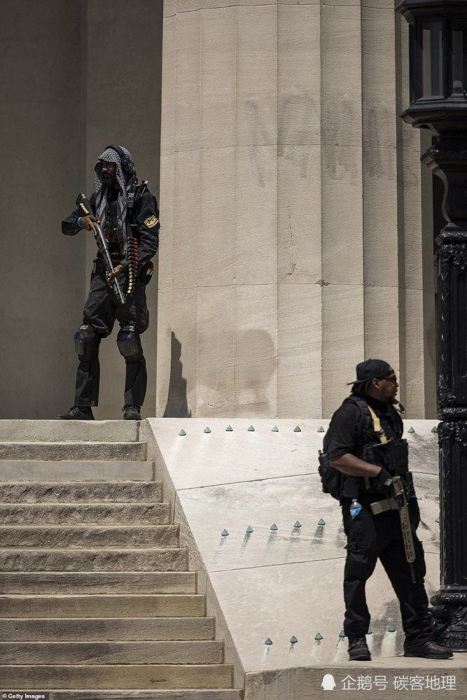 路易斯维尔市|都有枪谁怕谁？全副武装的黑人组织与全副武装的白人右翼组织面对面、枪对枪