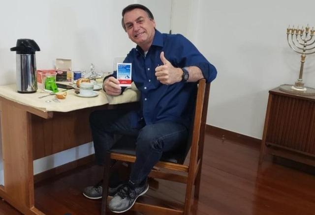 博尔索纳罗|三次阳性后，巴西总统大笑宣布第四次阴性，手拿抗疟药竖起大拇指