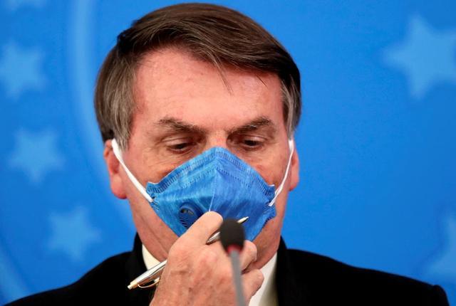 博尔索纳罗|三次阳性后，巴西总统大笑宣布第四次阴性，手拿抗疟药竖起大拇指