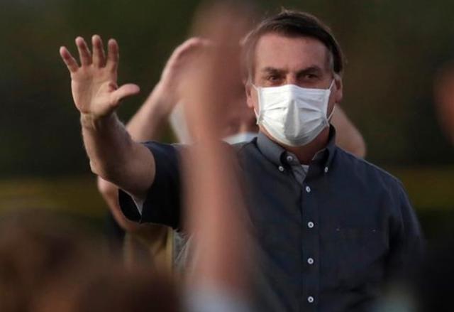 博尔索纳罗|三次阳性后，巴西总统大笑宣布第四次阴性，手拿抗疟药竖起大拇指