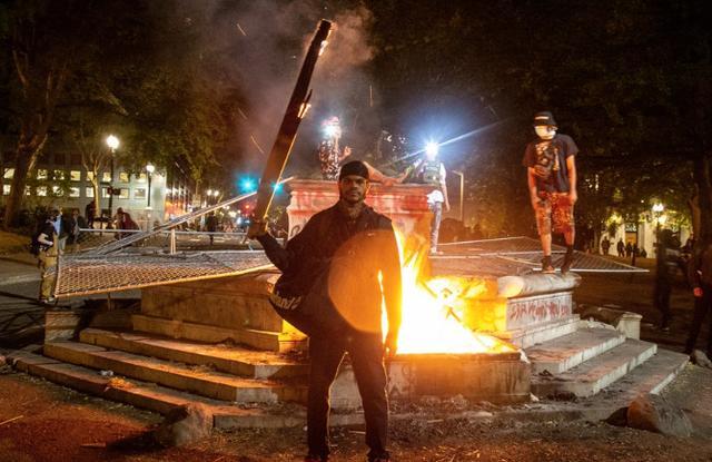 特朗普|抗议活动周末再起，特朗普派特工平乱致暴力冲突，现场如同战场