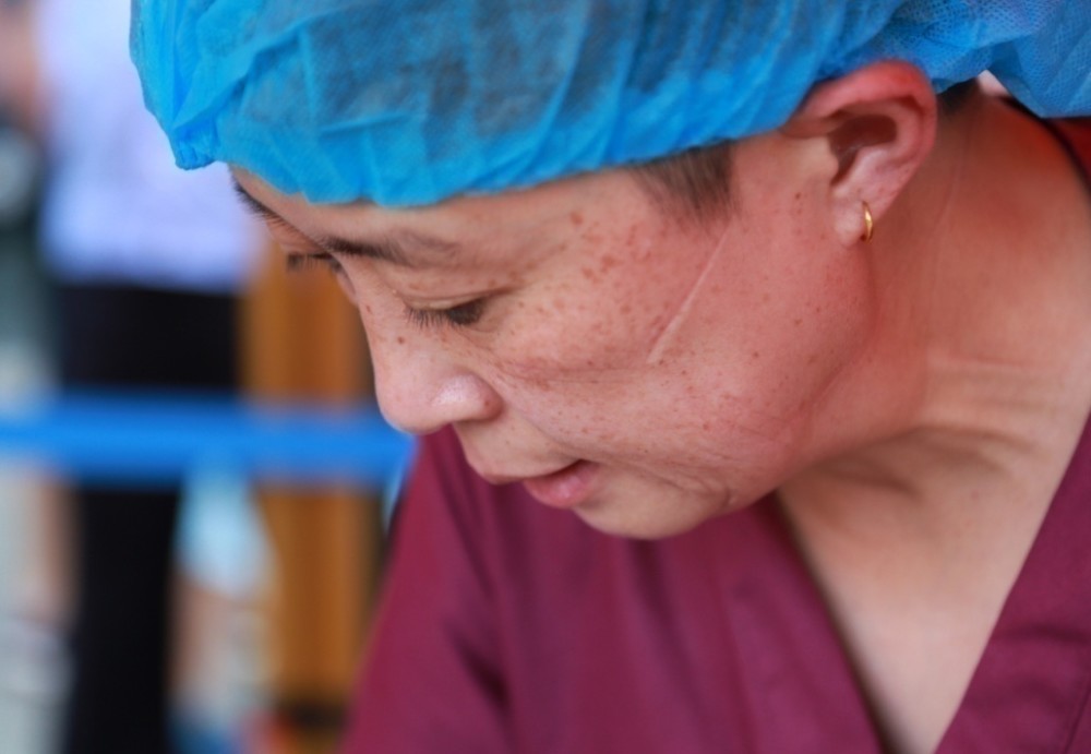 摘手套的瞬间看哭了有你们大连一定能赢