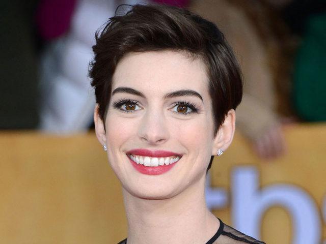 安妮·海瑟薇(anne hathaway)的这款时尚发型看上去清新而充满活力.