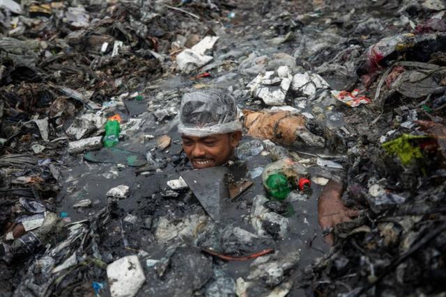 孟加拉国_社会|触目惊心！孟加拉清洁工游走垃圾河讨生活，垃圾污水竟淹没脖子