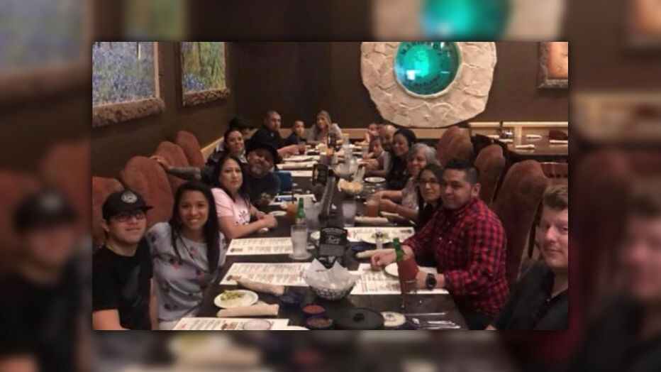 新冠|一家14口聚会后全部确诊新冠一人死亡：很后悔没戴口罩