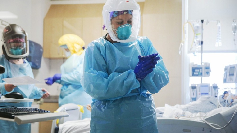 新冠|一家14口聚会后全部确诊新冠一人死亡：很后悔没戴口罩