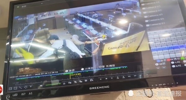 网红|美女网红网吧做直播 男子从背后用手机偷拍裙底被捕