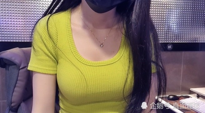 网红|美女网红网吧做直播 男子从背后用手机偷拍裙底被捕