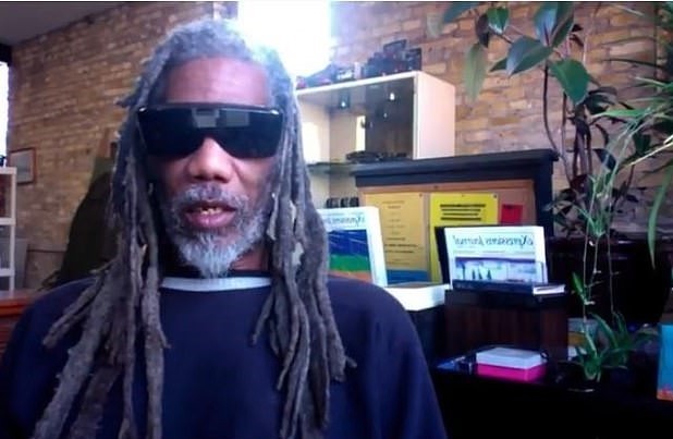 美国_时政|美国黑人男子大白天被人枪杀，死前曾手持标语：为特朗普投票