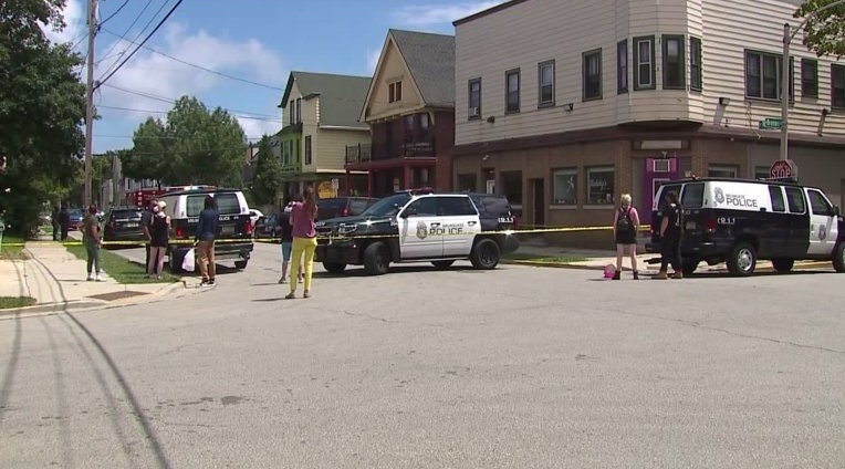 美国_时政|美国黑人男子大白天被人枪杀，死前曾手持标语：为特朗普投票