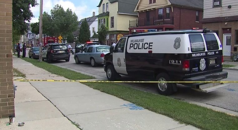 美国_时政|美国黑人男子大白天被人枪杀，死前曾手持标语：为特朗普投票