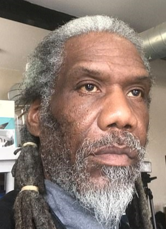 美国_时政|美国黑人男子大白天被人枪杀，死前曾手持标语：为特朗普投票