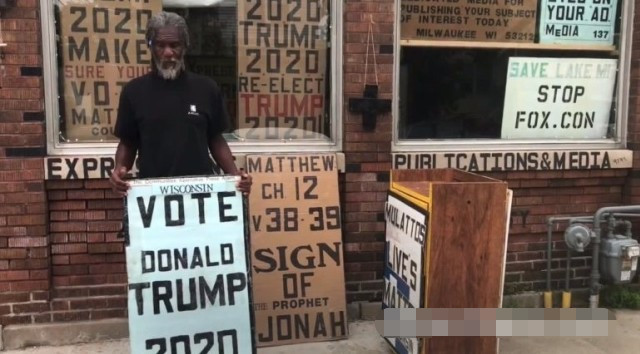 美国_时政|美国黑人男子大白天被人枪杀，死前曾手持标语：为特朗普投票