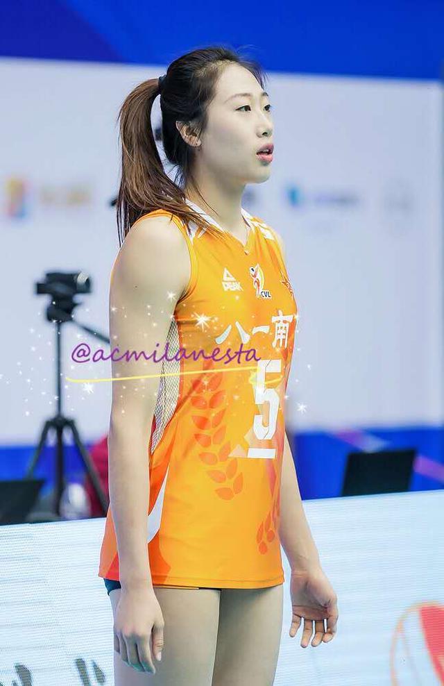 女排刘晏含比赛照,身材苗条,双腿笔直修长,御姐脸让人心生爱慕
