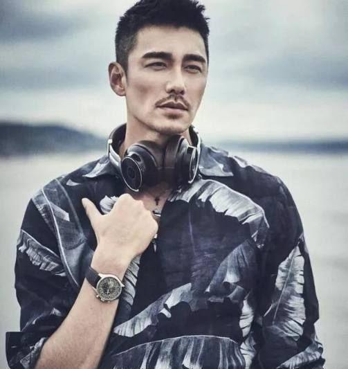 一般男人来到四五十岁基础就被时光抛光了菱角,心理状态疲倦慢慢变成