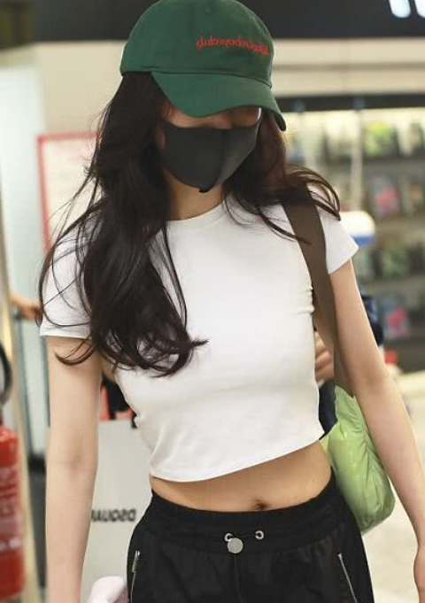 杨幂"下车照"被疯传,当她弯下腰的那刻,这腰长得让人不敢信!