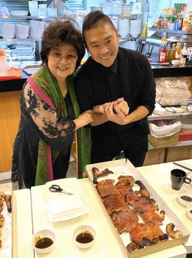 63岁香港dj邓达智确诊曾与徐小凤握手合照庆幸丈夫检测后无事