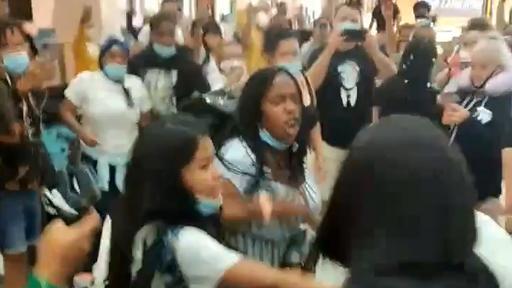 精神航空|美国两名乘客飞机上打架致航班被迫返航，下机后又与其他乘客互殴