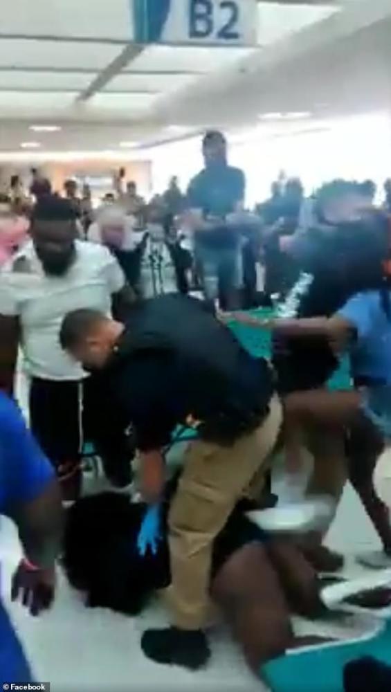 精神航空|美国两名乘客飞机上打架致航班被迫返航，下机后又与其他乘客互殴