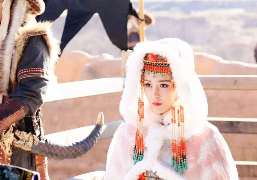 原来,就在纳牙阿与忽兰返回途中,突然遇到了草原上少见的暴雨.