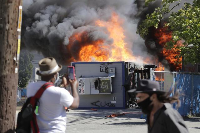 特朗普|西雅图暴乱再起：上次占领警局这次烧监狱，四面起火急坏特朗普