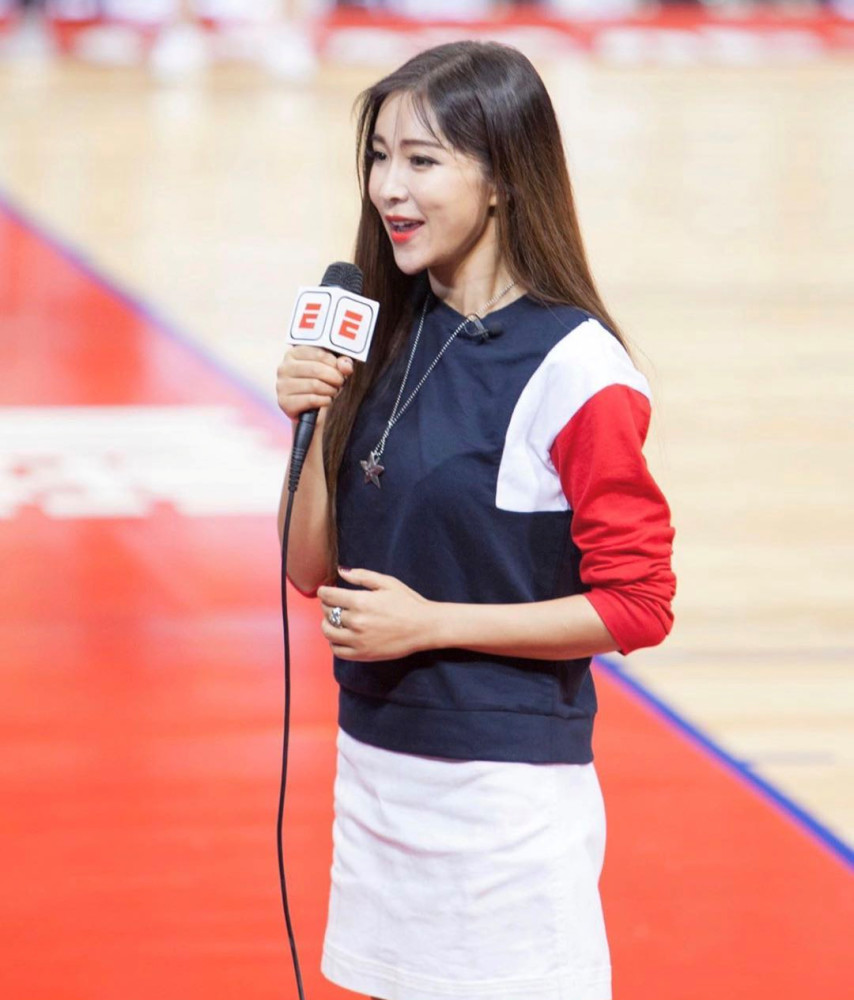 最美nba主播周玲安,成功抵达奥兰多,超大游泳池环境优美