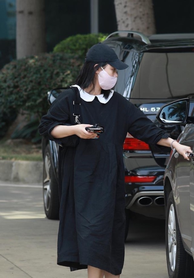 马思纯独自现身状态差,黑眼圈明显尽显疲惫,一言不发惹人心疼