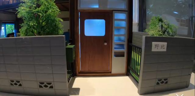 墙上贴着大雄家的姓氏——野比.门口有个牛奶箱看到吗?