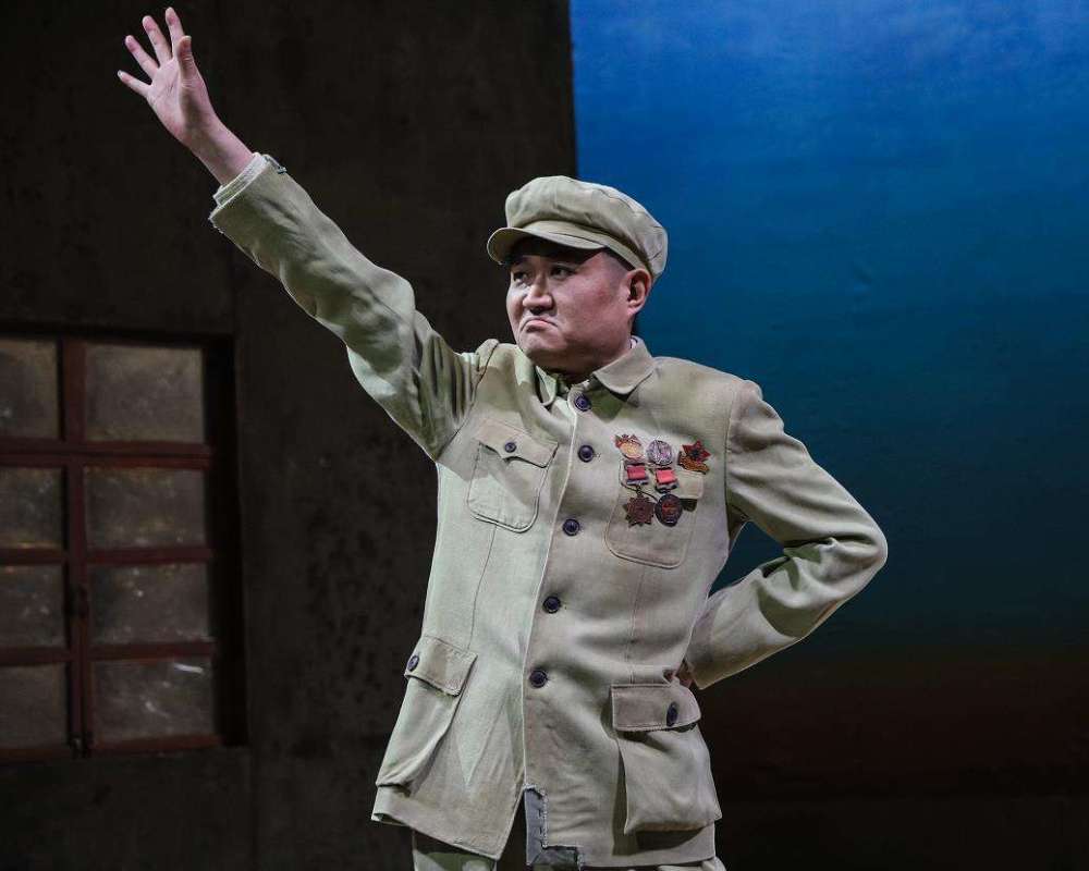 陷害岳飞的人当中,有个人叫万俟卨(mo qi xie),苗阜读成了万莫奇,也