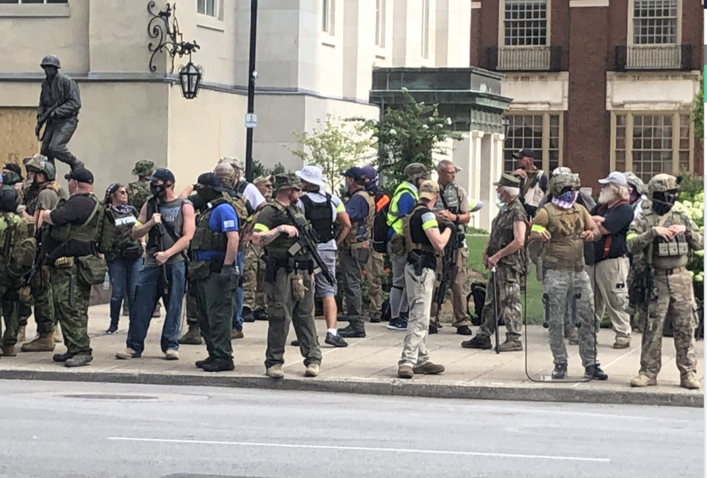 布伦娜·泰勒|黑人民兵和白人右翼团体持枪对峙时，枪响了…