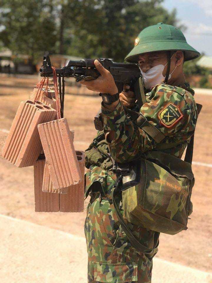 越军士兵臂力锻炼实拍网友前2名很标准这第4名快崩溃了吧