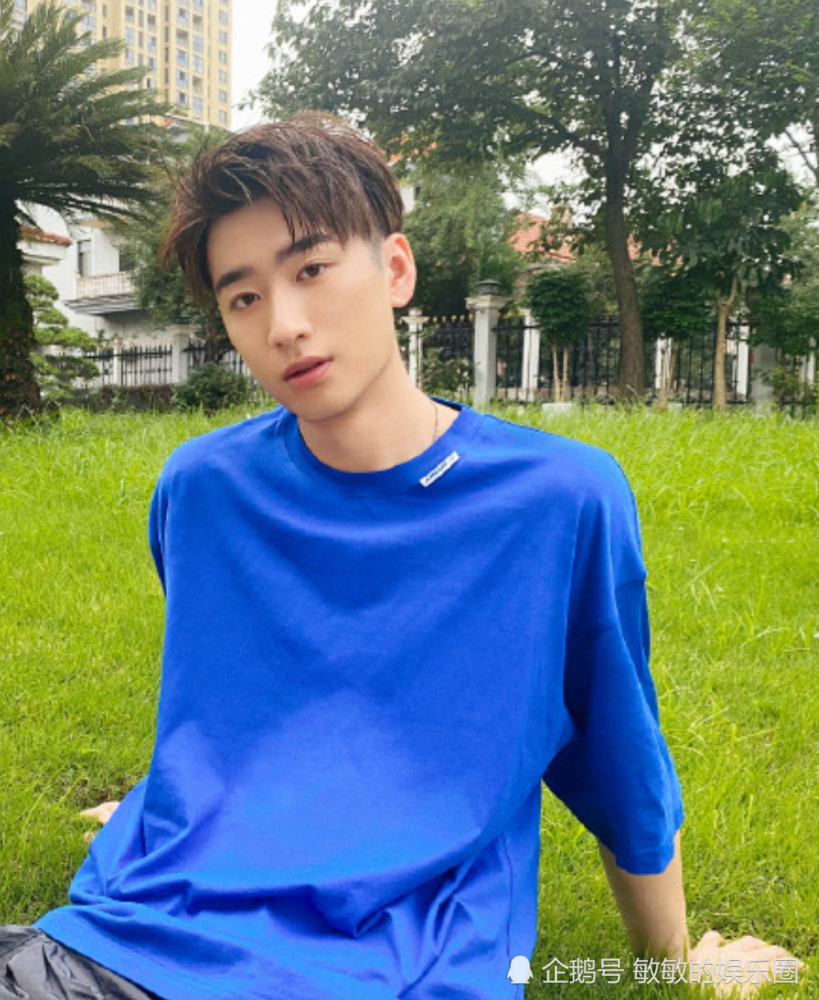 演员们的贫富差距有多大杨幂艺人丰楚轩一天仅千元身边无助理自提折叠