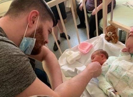 萨曼莎·托马斯|男子发消息“我爱你”却无回复，因隔离没能见产房内女友最后一面