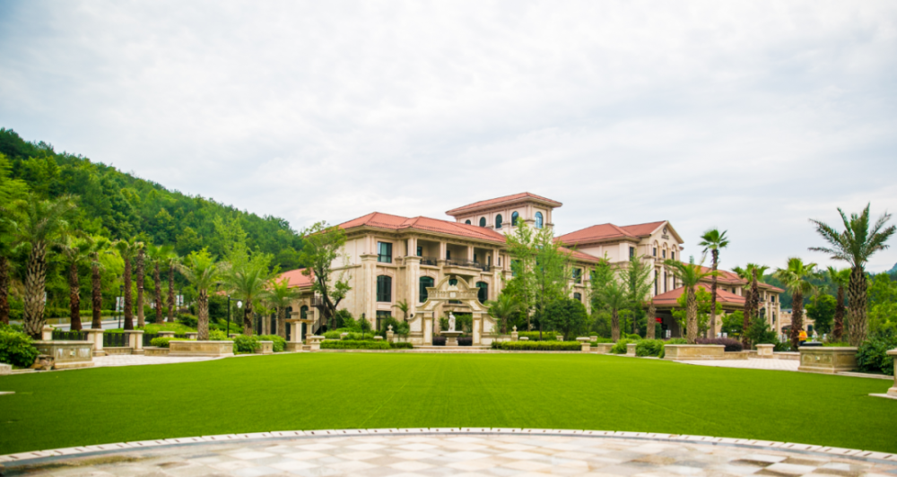 东磁大厦坐落在东阳市风景秀美的八面山脚下,大厦主楼高23层,是横店