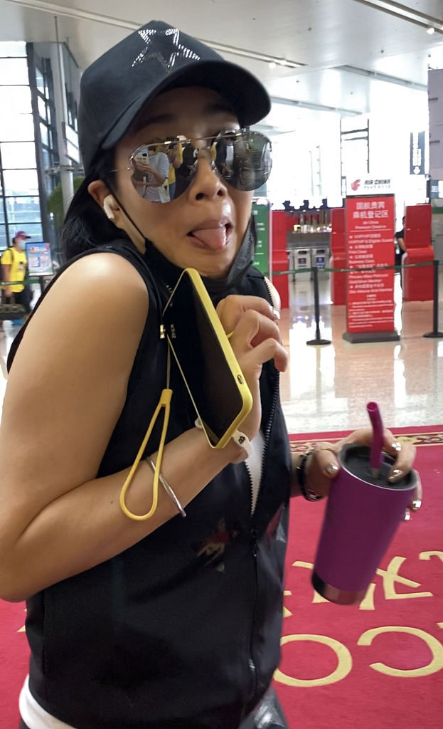 钟丽缇比心贡献表情包俏皮可爱与张伦硕穿情侣装牵手秀恩爱