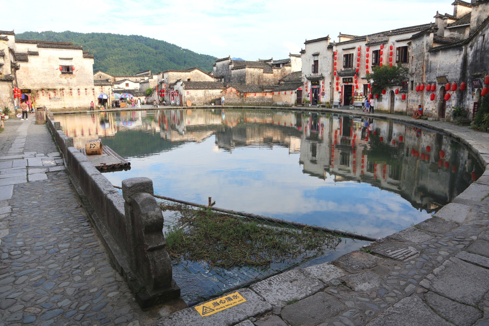 皖南宏村的这家餐馆"秀色可餐",月沼美景惹人醉,喝酒出糗记_腾讯新闻