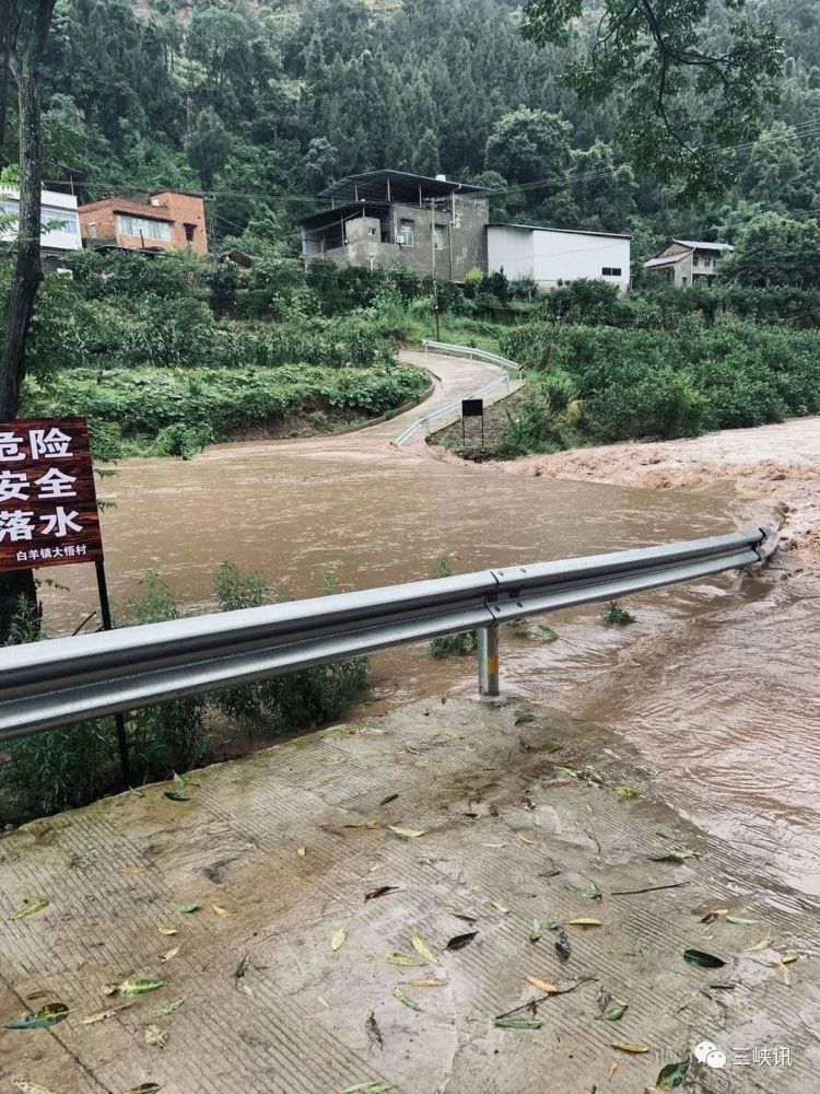 白羊镇道路抢险中受降雨影响,x064县道部分路段出现落石,塌方,影响