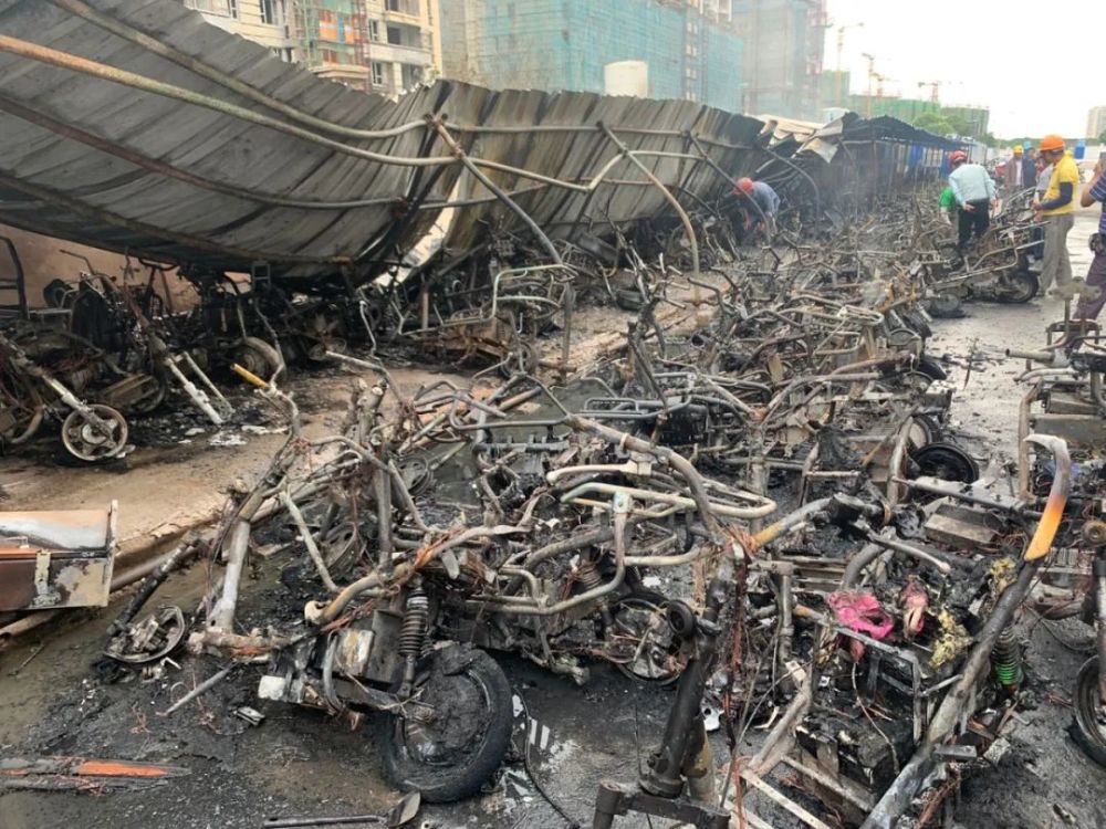 至于火灾原因,现场很多人认为可能与电动车充电有关.