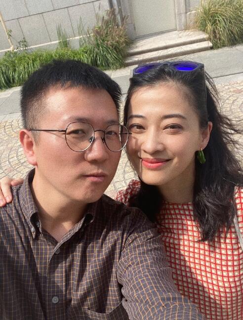 45岁梅婷久违露面出席活动与男友人搂肩合照瘦成锥子脸
